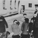 На субботнике во дворе дома (Сталина, 22). 1957 год