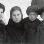 С братьями и сестрой. Поселок Чан-ручей, 1947 год